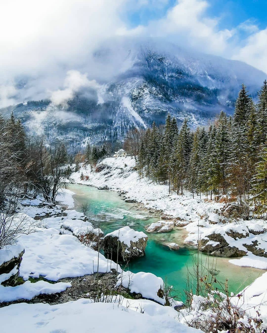 Odkrijte tišino v Julijski vasi Lepena: Popoln zimski oddih v idilični alpski koči