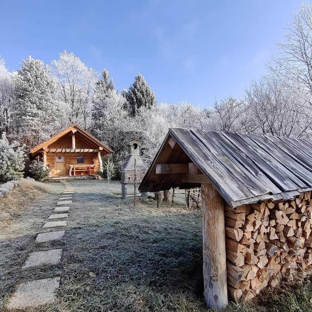 Čarobni zimski pobeg: Prijetna koča blizu idiličnega Otočca