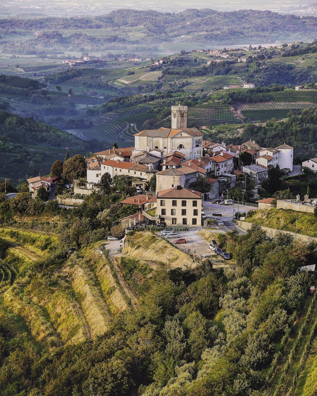 Očarljivo slovensko mestece, ki zaradi razgleda spominja na Toskano