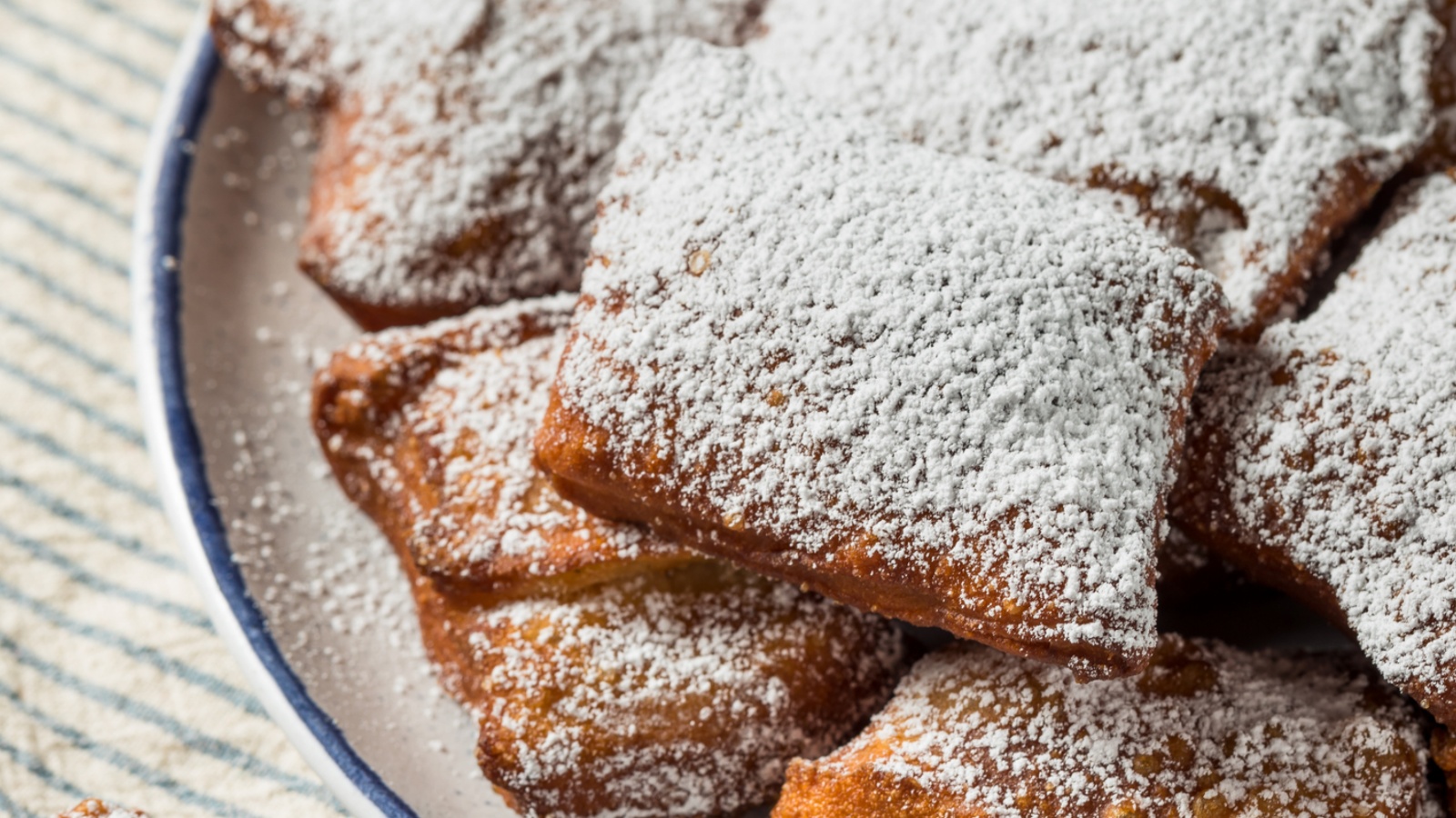 Ste že slišali za beignets? Ta hitra različica krofov je prav tako okusna, a zahteva manj časa in truda