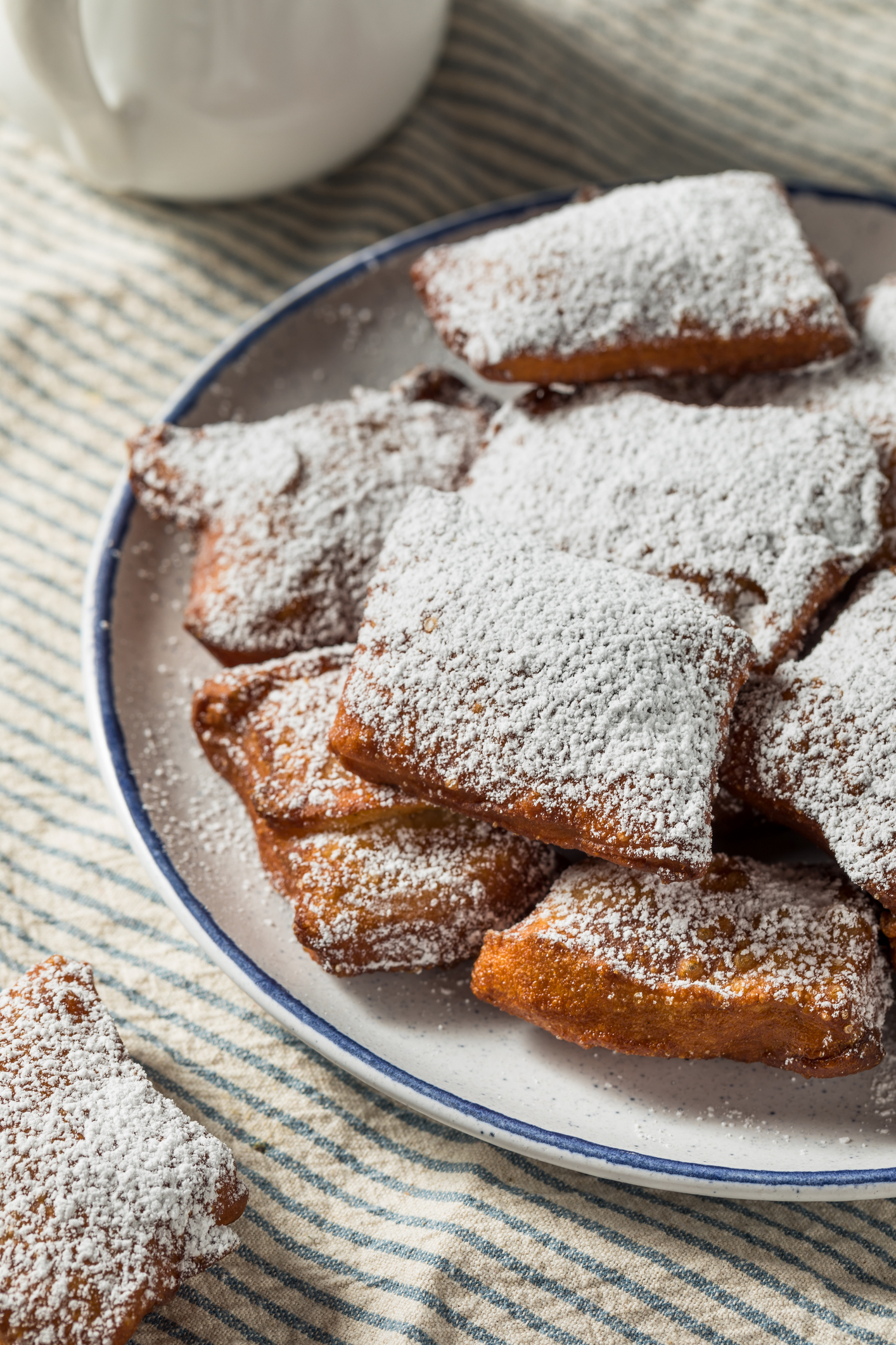 Ste že slišali za beignets? Ta hitra različica krofov je prav tako okusna, a zahteva manj časa in truda