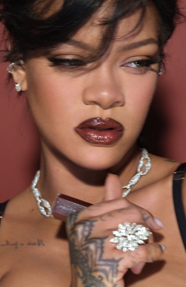 Rihanna je lansirala nove sijoče šminke, ki so že uspešnica na TikToku